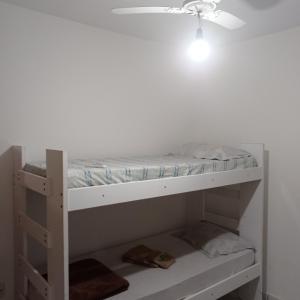 カンポス・ドス・ゴイタカゼスにあるCampos Rede Apto Xの二段ベッド、天井ファンが備わる客室です。