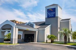 un edificio con un cartello che legge Sleep Inn di Sleep Inn Savannah Gateway I-95 a Savannah