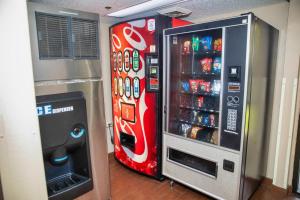 un distributore automatico di cocacola soda accanto a un frigorifero di Sleep Inn Savannah Gateway I-95 a Savannah