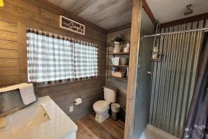 La salle de bains est pourvue de toilettes, d'un lavabo et d'une fenêtre. dans l'établissement Live Simply Cabin, Walking distance to East Zion trails, à Orderville