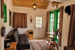 Posezení v ubytování Live Simply Cabin, Walking distance to East Zion trails