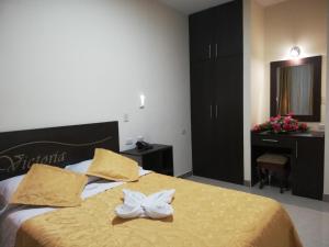Victoria Suites Hotel في سانتو دومينغو دا لوس كولورادوس: غرفة فندق عليها سرير وفوط