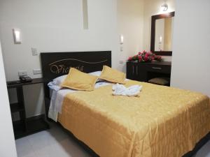 Victoria Suites Hotel في سانتو دومينغو دا لوس كولورادوس: غرفة نوم عليها سرير وفوط