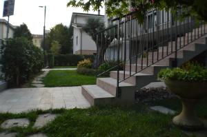 una rampa di scale di fronte a un edificio di Ca' Olivo a Mogliano Veneto