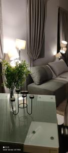 uma sala de estar com um sofá e uma mesa em Inbox Apartments em Bitola