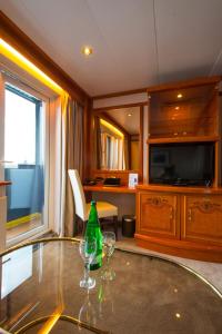TV a/nebo společenská místnost v ubytování Sunborn London Yacht Hotel