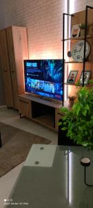 uma televisão de ecrã plano numa bancada num quarto em Inbox Apartments em Bitola