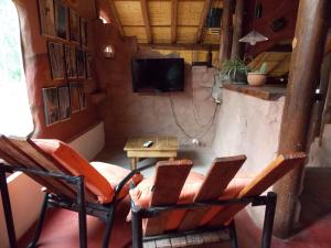 Televízia a/alebo spoločenská miestnosť v ubytovaní EcoMalargüe Posada & Hostel