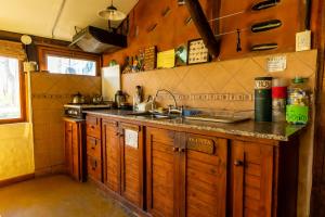 Η κουζίνα ή μικρή κουζίνα στο EcoMalargüe Posada & Hostel