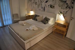 ein Schlafzimmer mit einem Bett mit Handtüchern darauf in der Unterkunft Ca' Olivo in Mogliano Veneto