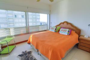 1 dormitorio con cama y ventana grande en Bahia palace, best view and location!, en Punta del Este