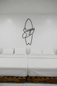Giường trong phòng chung tại Suyog Life Siargao