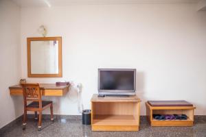 TV a/nebo společenská místnost v ubytování Holiday Hotel