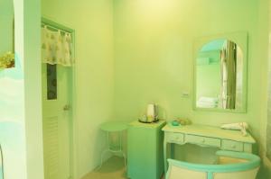 un bagno con lavandino e specchio di 清清之家 DingDing Home a Città Vecchia di Hengchun