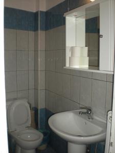 łazienka z toaletą i umywalką w obiekcie Stavrodromi Hotel w mieście Igoumenitsa