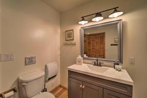 un bagno con un water, un lavandino e uno specchio di Boone Cottage with Fire Pit and On-Site Creek! a Boone Altre 36 foto