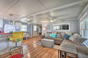 uma sala de estar com um sofá e uma cozinha em Idyllic Waterfront Escape with Private Boat Dock! em Santee