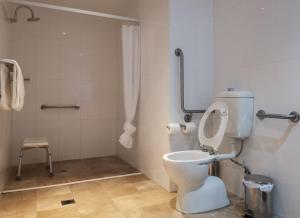 Un baño de APX World Square