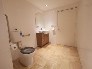 Un baño de APX World Square