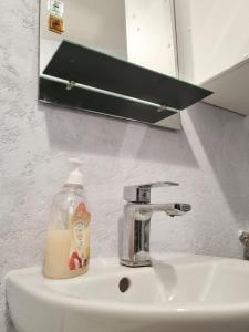 lavabo con dispensador de jabón en 2-кімнатна квартира у центрі на Олександра Поля, шпиталь, 16лікарня, en Dnipro