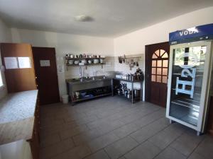 eine kleine Küche mit einer Spüle und einer Theke in der Unterkunft Park Istra holiday home in Koper