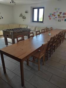 einen großen Holztisch und Stühle in einem Zimmer in der Unterkunft Park Istra holiday home in Koper