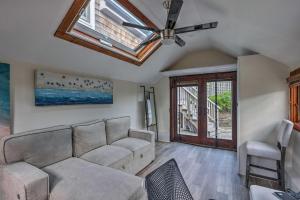 Fotografie z fotogalerie ubytování Elegant Hamptons Hideaway with Path to Beach! v destinaci Quogue