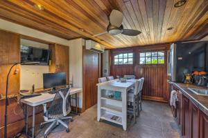 Fotografie z fotogalerie ubytování Elegant Hamptons Hideaway with Path to Beach! v destinaci Quogue