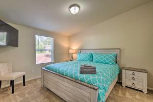 Tempat tidur dalam kamar di Bright and Modern Flagstaff Cottage Escape!