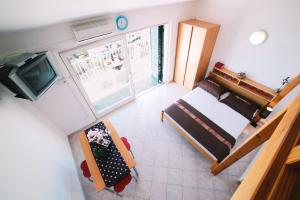 una vista sul soffitto di una camera da letto con letto e TV di Villa Brigita a Omiš (Almissa)