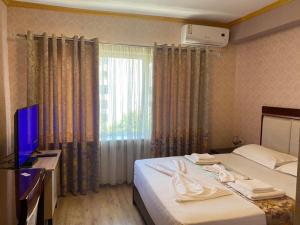 Postel nebo postele na pokoji v ubytování British Hotel Pogradec + 37 fotografií
