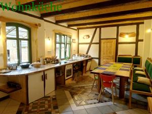 a kitchen with a table and a counter top at Der Eulenblick - Seminarhaus, Ferienhaus, Gästehaus, Reitstation, Am Waldrand in Tewswoos