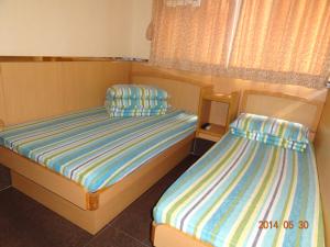 Un pat sau paturi într-o cameră la Fortune Hotel