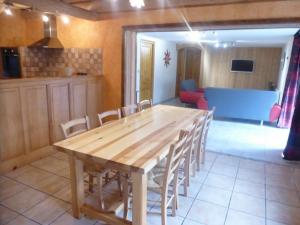 Dapur atau dapur kecil di Maison de charme restaurée au bord d'un ruisseau avec terrasse, proche activités de plein air et confort moderne - FR-1-582-225 +8 gambar