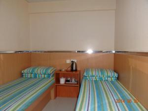 Un pat sau paturi într-o cameră la Fortune Hotel