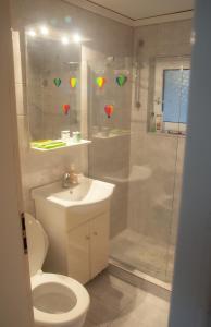 La salle de bains est pourvue d'une douche, de toilettes et d'un lavabo. dans l'établissement Maria Olive and Sea Villa, à Nea Iraklitsa