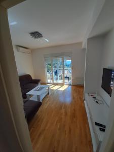 Televízia a/alebo spoločenská miestnosť v ubytovaní Apartman u centru Makarske
