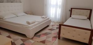 1 dormitorio con 2 camas en una habitación en Guesthouse Anila, en Divjakë