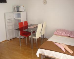 Kuchyň nebo kuchyňský kout v ubytování Apartmani Pucarin