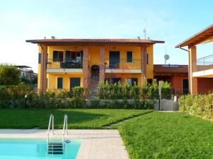 uma casa com uma piscina na frente em Appartamenti Gli Olmi em Lazise