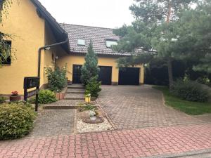 a brick driveway in front of a house at Ferienwohnung Geyer in Gräfenhainichen
