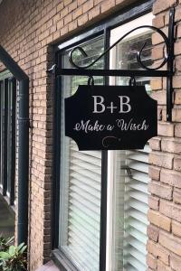 een bord waarop staat: Doe een wens voor een raam bij B&B - Make a Wisch in Silvolde