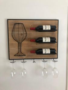 un estante de vinos con botellas de vino y copas de vino en B&B - Make a Wisch, en Silvolde