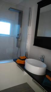 y baño con lavabo blanco y espejo. en B&B - Make a Wisch, en Silvolde