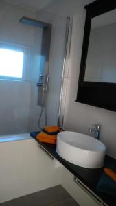 ein Badezimmer mit einem weißen Waschbecken und einem Spiegel in der Unterkunft B&B - Make a Wisch in Silvolde