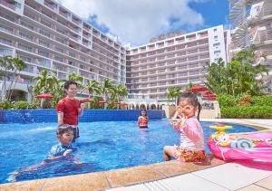 本部的住宿－沖繩馬海納健康度假酒店，一群儿童坐在酒店游泳池里