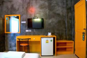 Televízia a/alebo spoločenská miestnosť v ubytovaní The Cottage Lampang