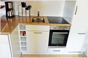 Η κουζίνα ή μικρή κουζίνα στο FERIENWOHNUNG DEICHWIESE SYLT-WESTERLAND 2-5 Personen-3 Schlafzimmer-Terrasse