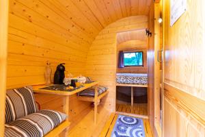 Ce chalet en bois comprend une table et des bancs. dans l'établissement B&B Cascina Sant'Elena, à Bubbio