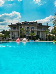 uma grande piscina em frente a uma casa em Didi Butik Hotel em Sapanca